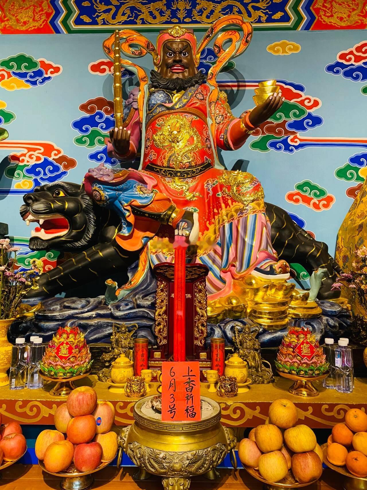 开周大吉，所有霉运一去不复返，6月3日师父继续一直坚持为众粉丝上香祈福[作揖]（