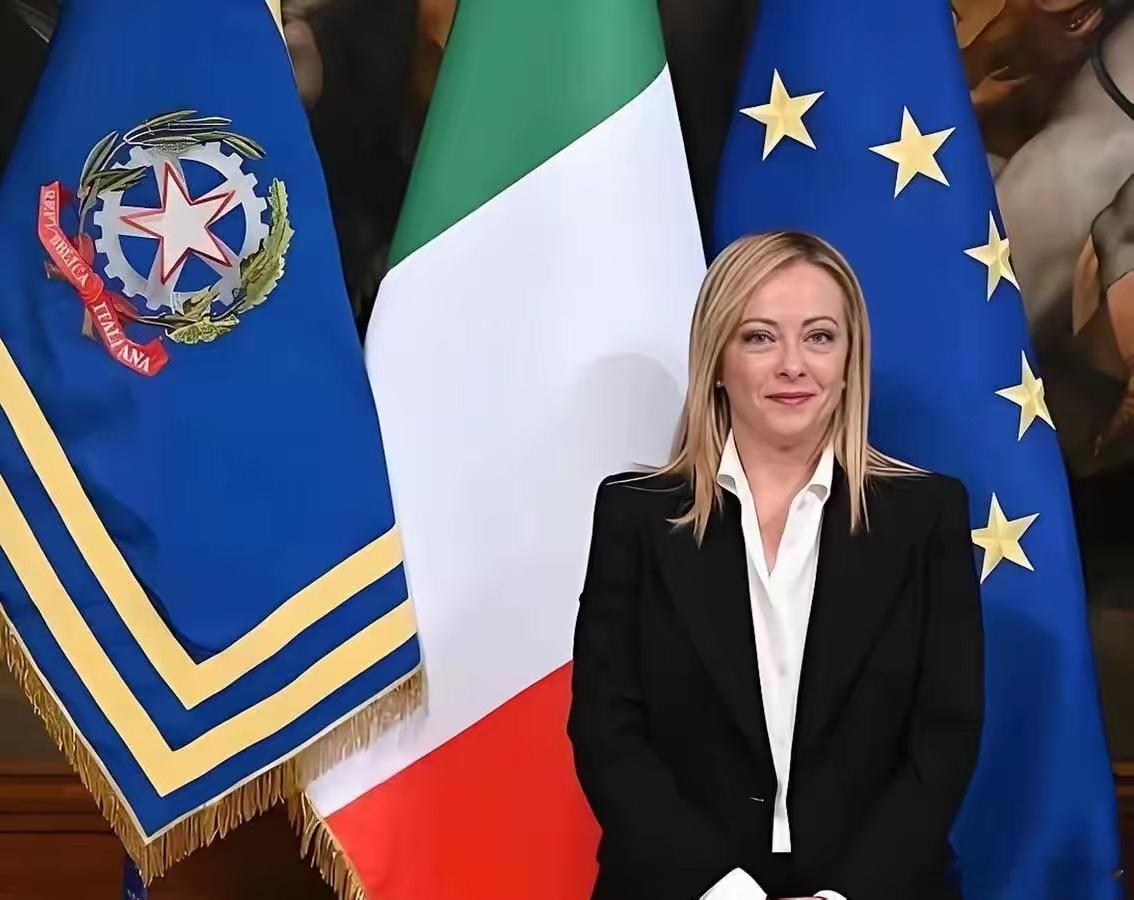必须给意大利总理梅洛尼狠狠点赞！这两件事，办得太硬气、太清醒！第一件事，硬刚特朗