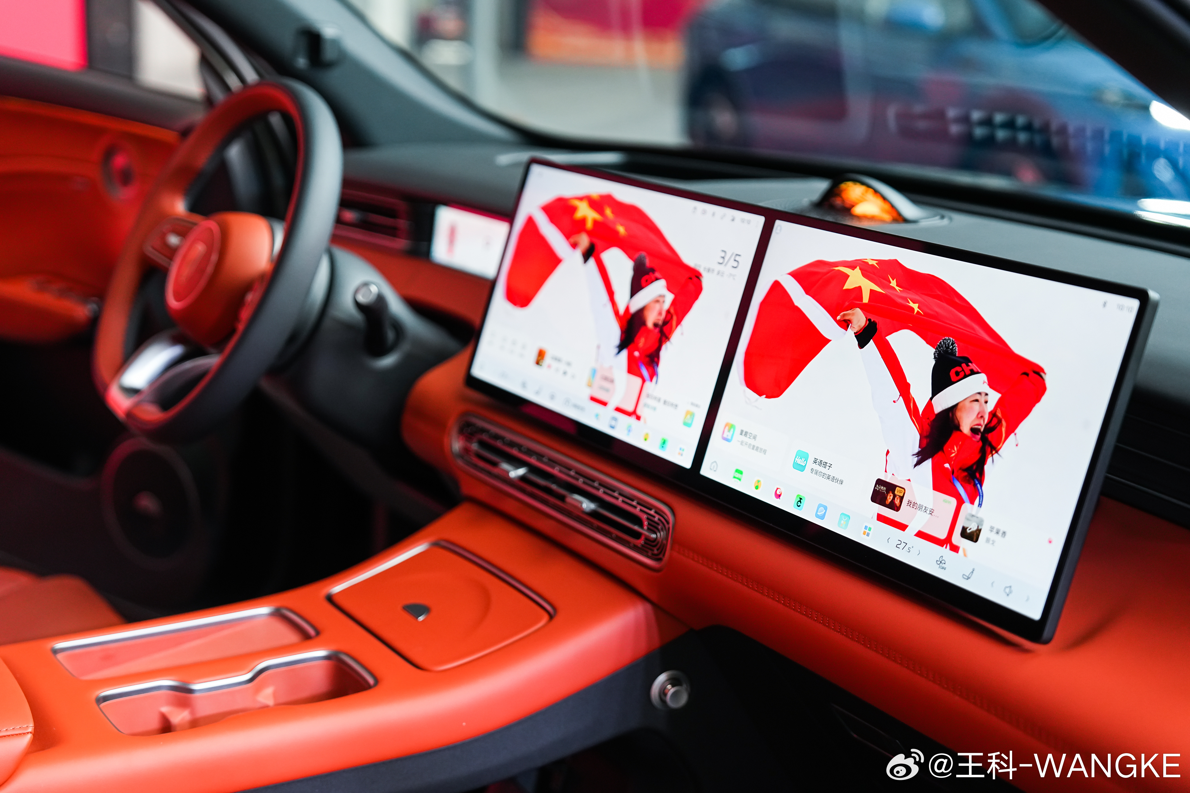 红旗把车钥匙交到运动健儿手里那一刻，我突然觉得这才叫实在的支持——不光是赛场上喊