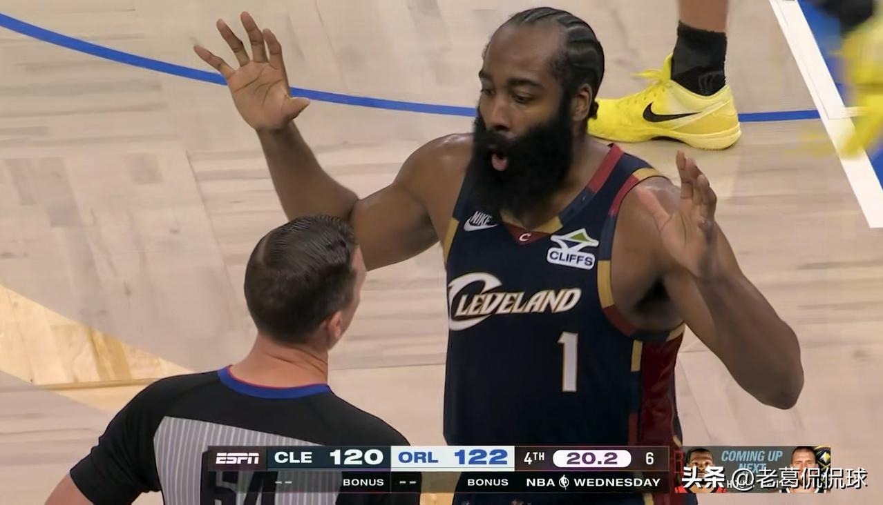 骑士老将哈登真是委屈极了！在今天骑士客场挑战魔术的比赛中，当时比赛进行到了第四节