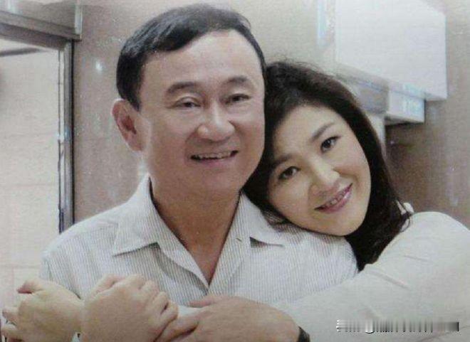 泰58岁前总理英拉，抱住哥哥撒娇好“可爱”！没想到，昔日霸气十足的政坛女强人，在