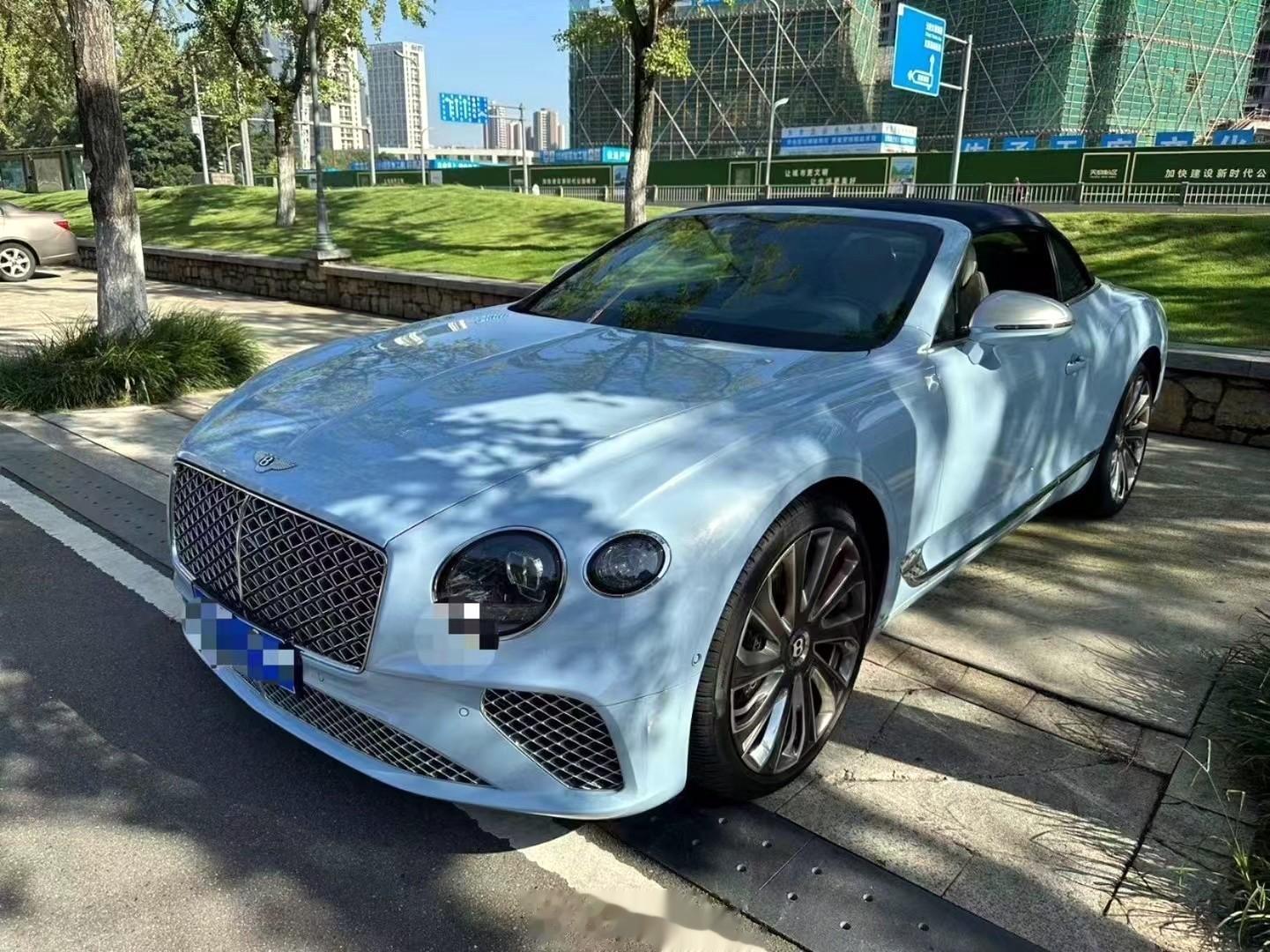 宾利 欧陆 GT V8 Mulliner 敞篷版 准新车稀有炫蓝车漆，搭配亚麻白