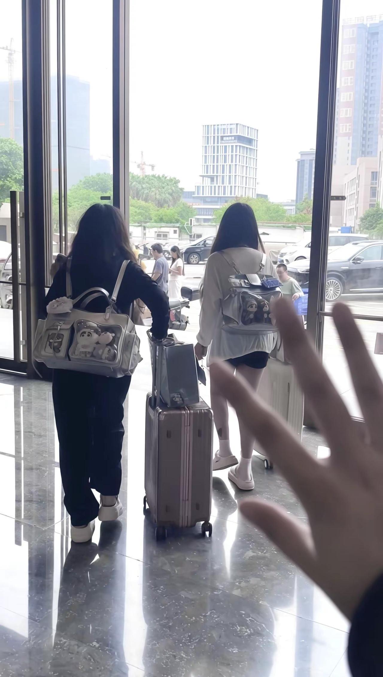 哭包小姐 展信佳 我依然坚信 人生而独行 不过旅途之中 或偶有同路人张凌赫