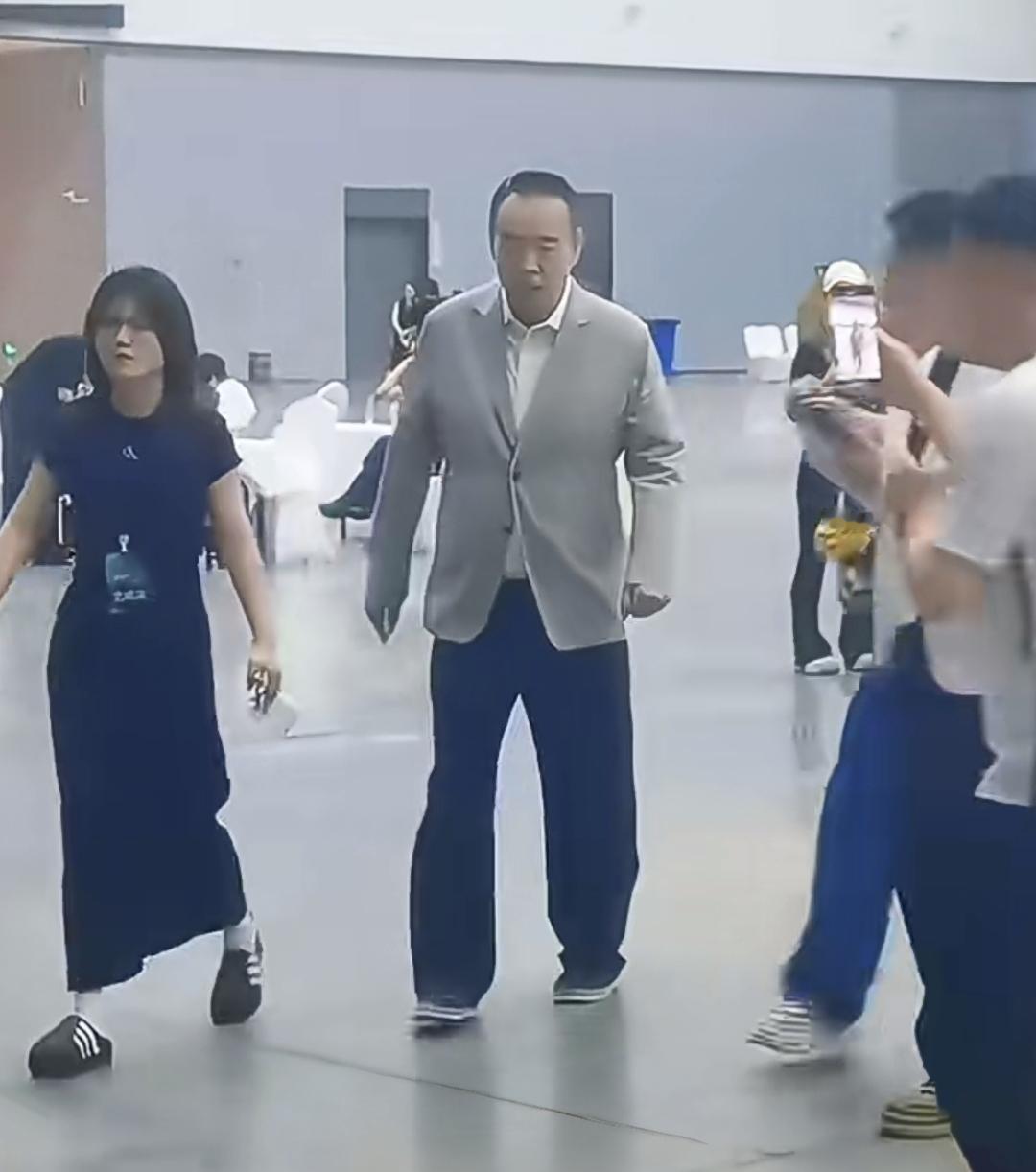 一人发表一句今天的感悟看了一个视频，大导演陈凯歌腿形略带罗圈，走路摇摇晃晃的重心
