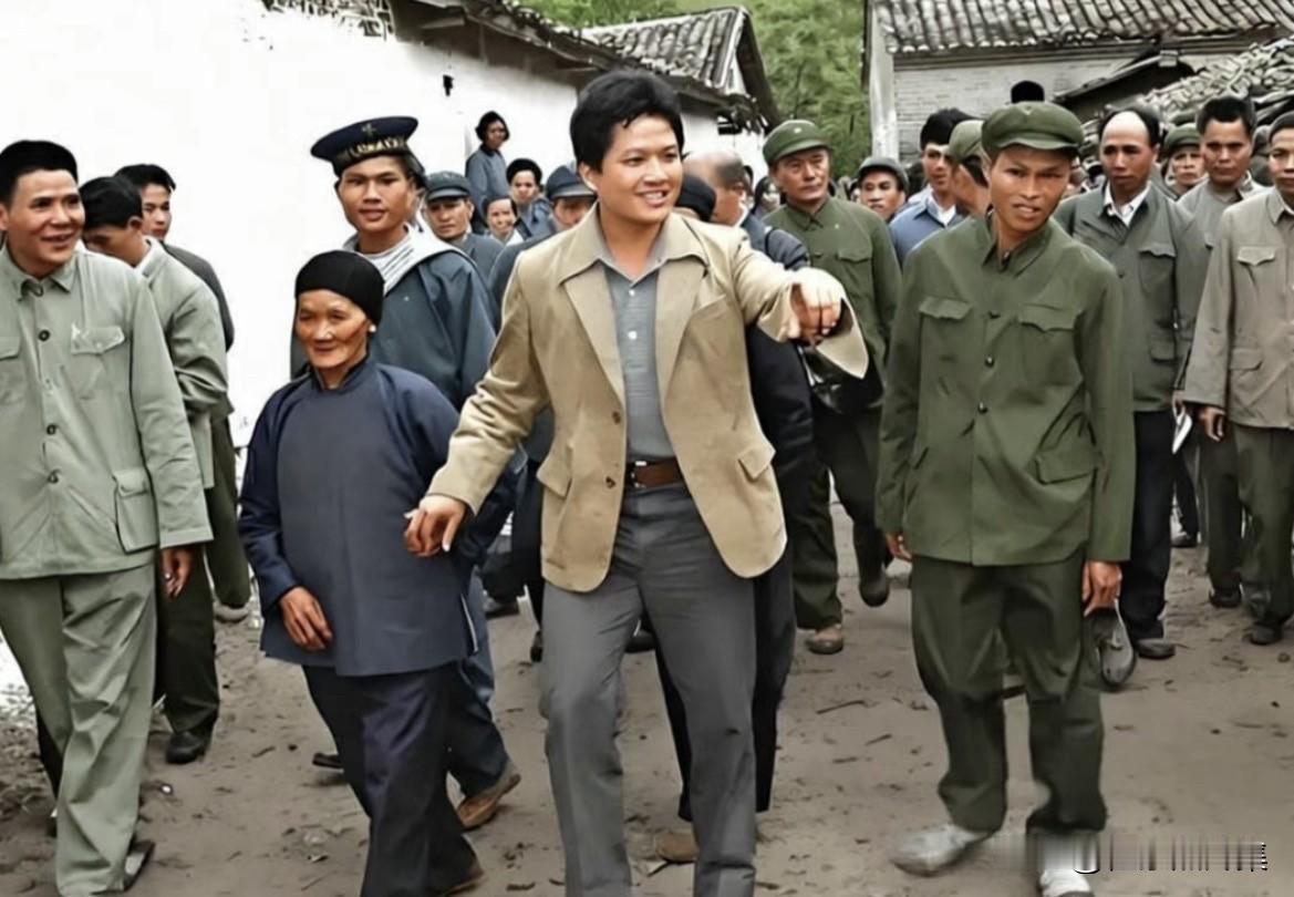 1981年8月8日，​前台湾空军军官、少校驾驶着一架诺斯罗普F-5F战斗机回到中