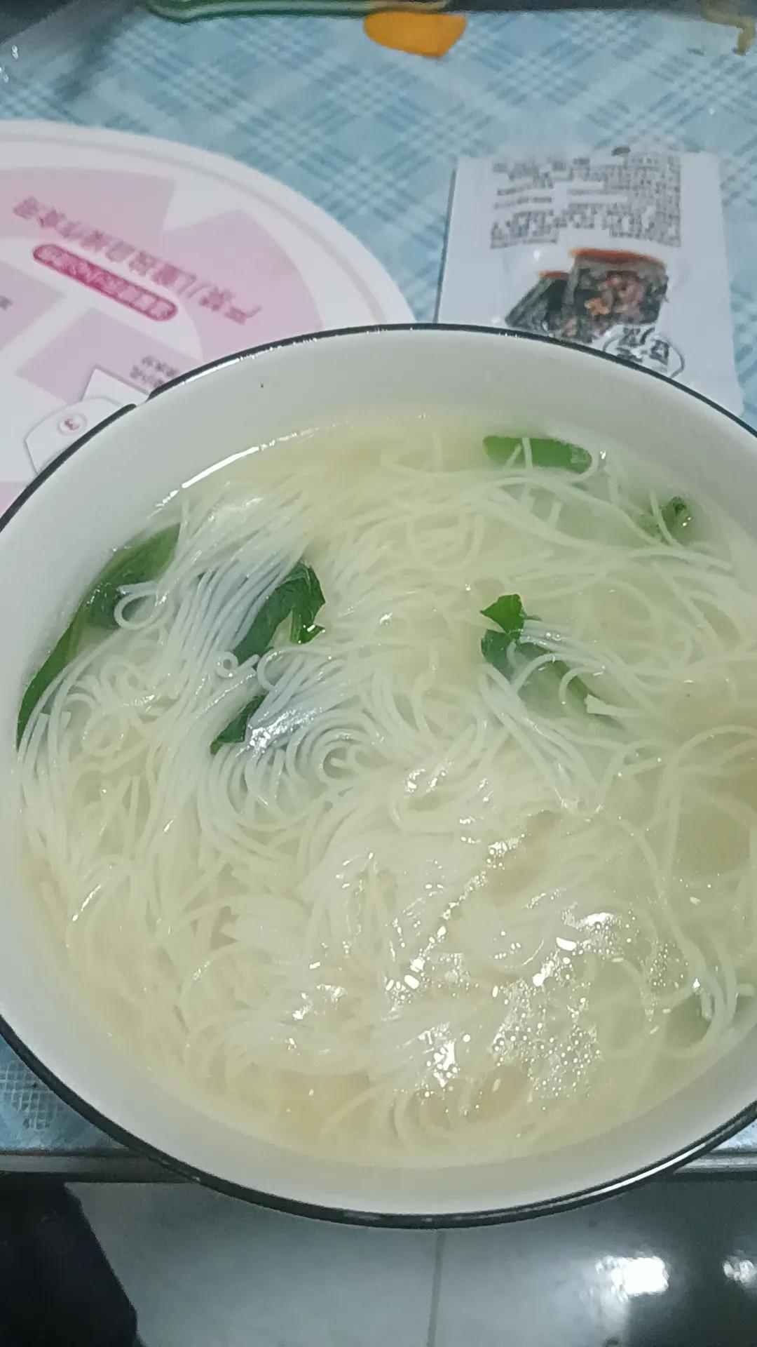 清淡饮食，一碗很素的面！