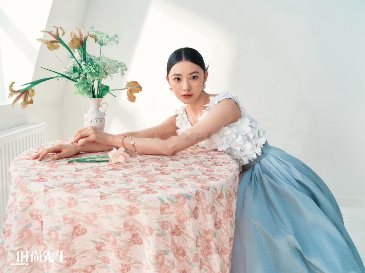 刘浩存✖️《时尚先生Esquire》4月刊封面以“花间少年”为题，大片以鲜花、枝