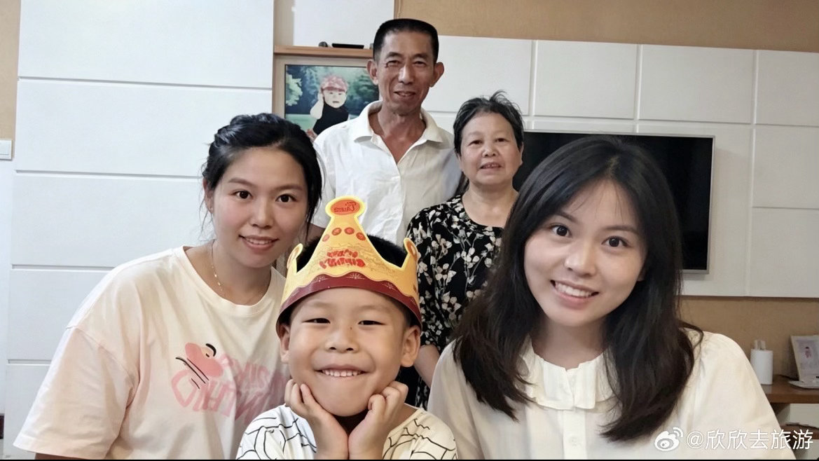 善意的接力棒在台州这对母女间动人传递石素珍一生秉持向善本心，无私帮扶十余名弱势孩