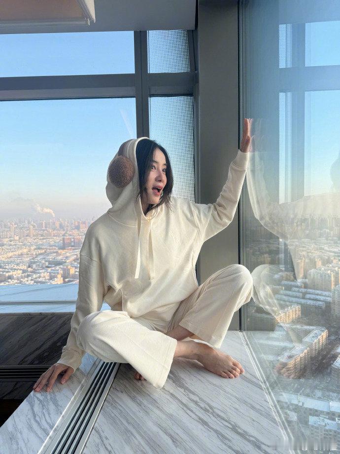 宋佳睡衣与皮衣无缝衔接 最新微博把两种风格塞进同一组图：先是阳台睡衣照，随性得像