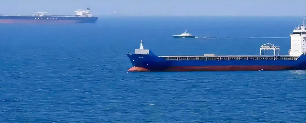 好家伙！美军这次直接上演现实版海上追逃大片，一艘油轮从加勒比海跑，美军就一路追，