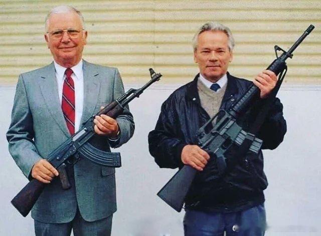 1990年8月斯通纳和卡拉什尼科夫两位枪械大师见面了，除了聊天，还用对方设计的枪