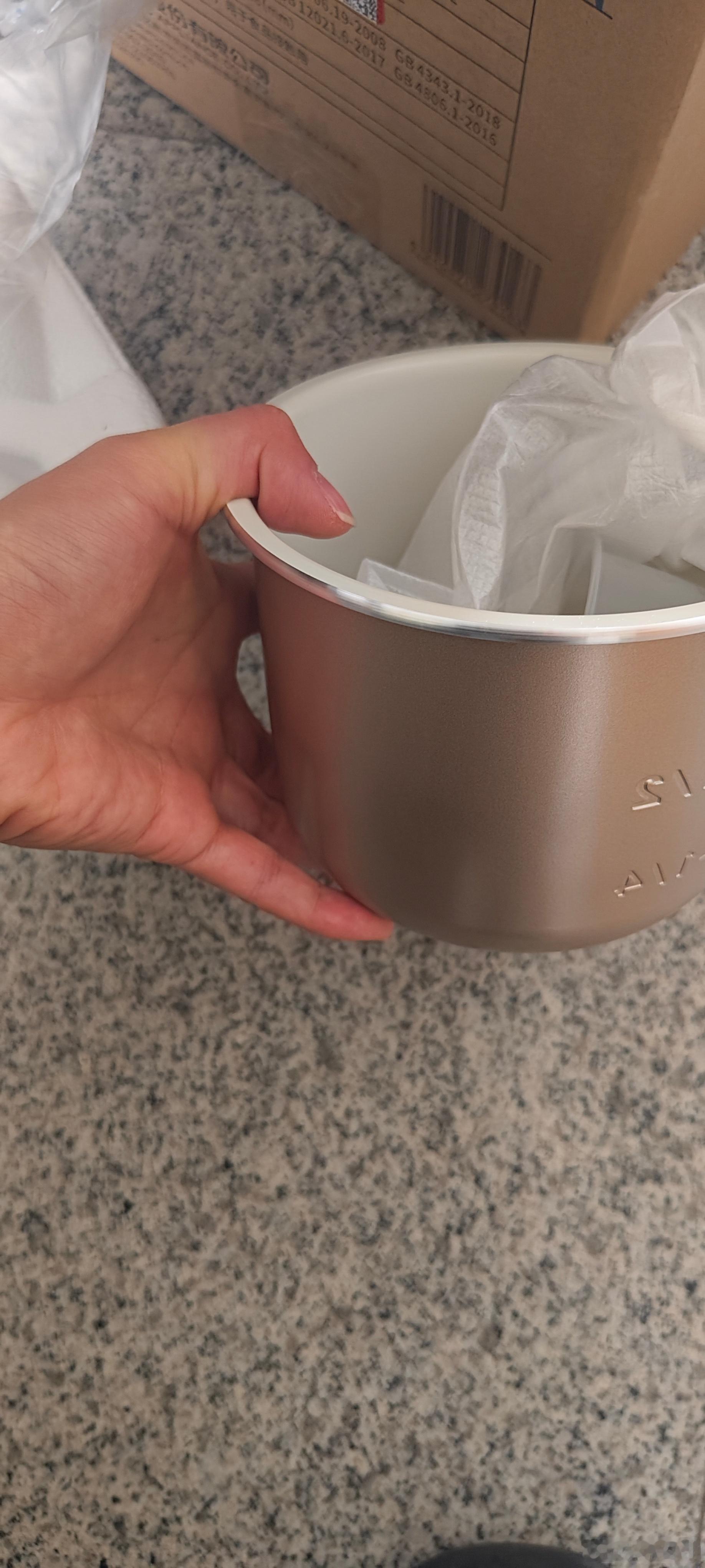 对计量单位没有概念的我。买了一个一人食的小电饭煲，但是也太迷你了吧，还没有手掌大