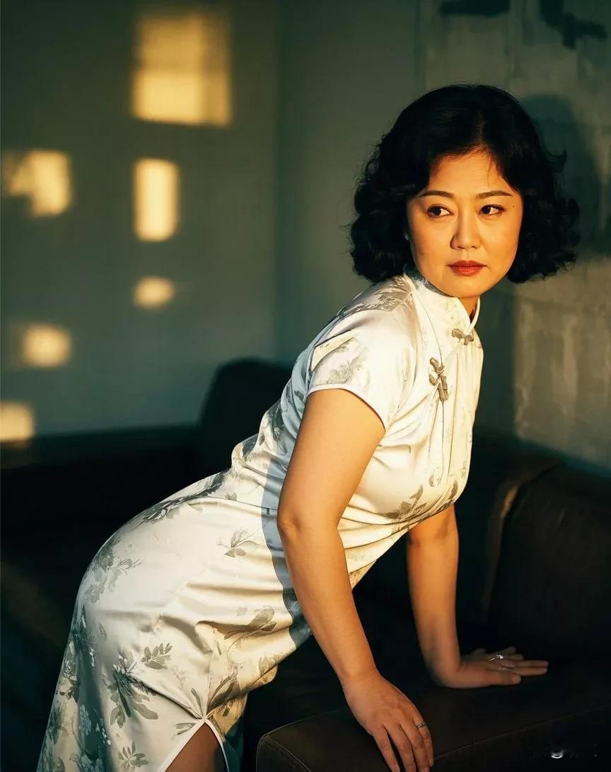 <浣溪沙·室内旗袍丽影>
 
室内旗袍映丽光，佳人斜倚韵悠长。玉肌微露散幽香。