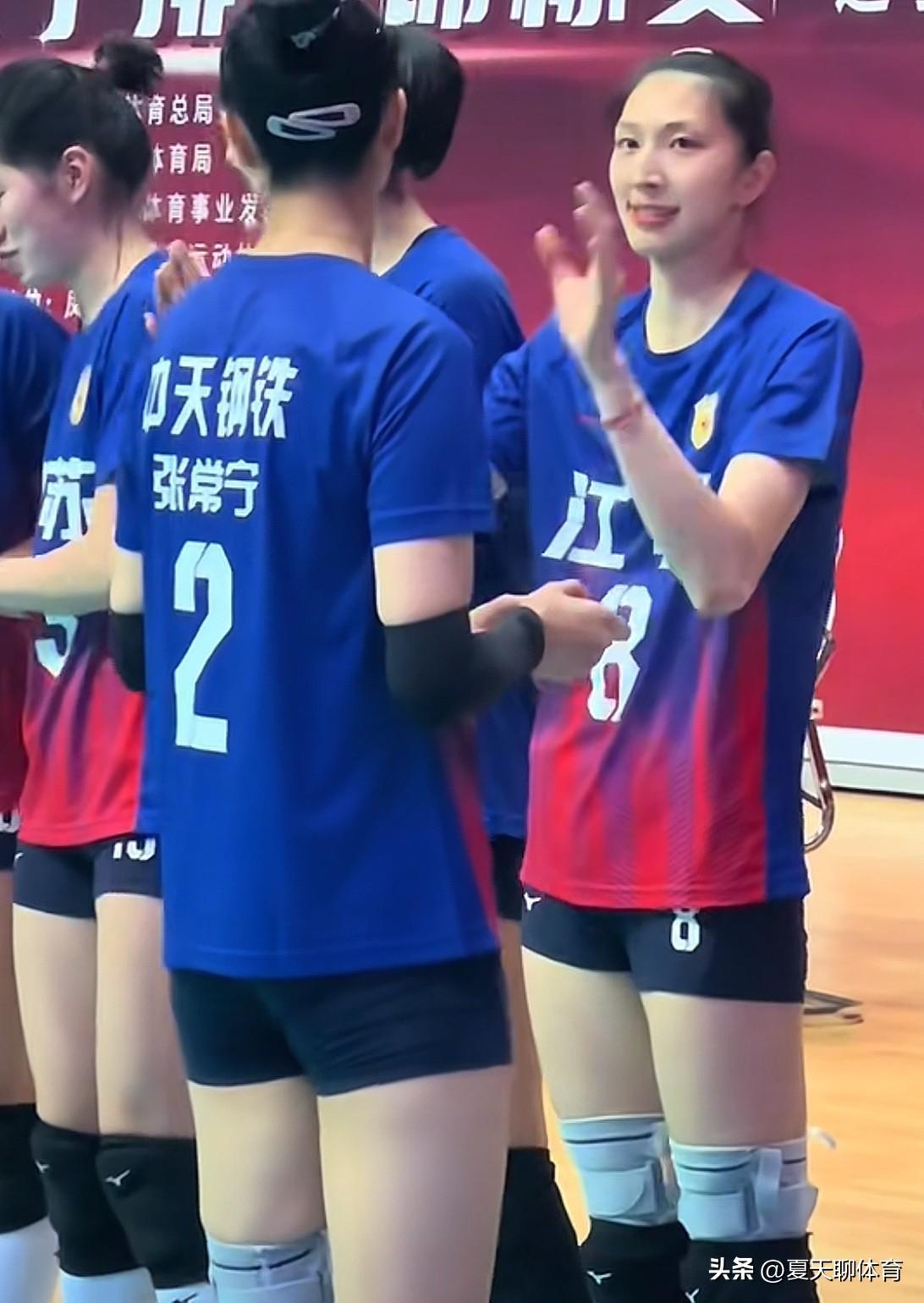 中国女排最好的传承！吴梦洁在江苏女排进行恢复训练，已经开始训练接一传了，张常宁目