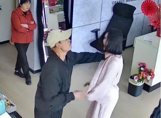 被父母暴打后签“买断协议”，河南女孩彻底断亲！
 
 
4月1日那天，矛盾彻底爆