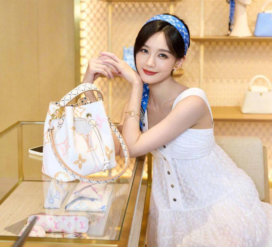 李一桐引发网友热议！

9月12日，33岁女演员李一桐突然成为网友们议论的焦点，