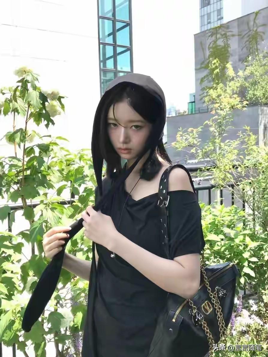 直井怜的眼神充满了故事。