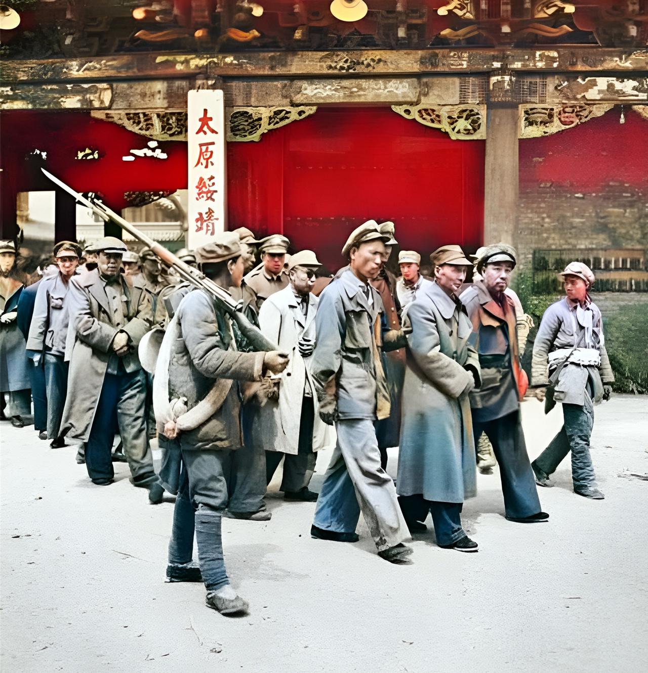 1949年4月，山西太原，一群国民党军官被从太原绥靖公署押了出来。

这些衣冠楚