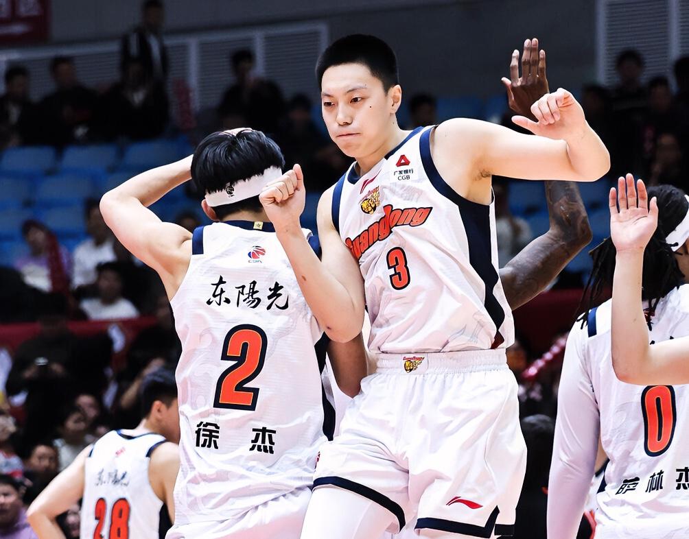 徐杰：胡队，关键时刻还得是你？？？
胡明轩：那三分要是不进，我得被骂惨了吧？
徐