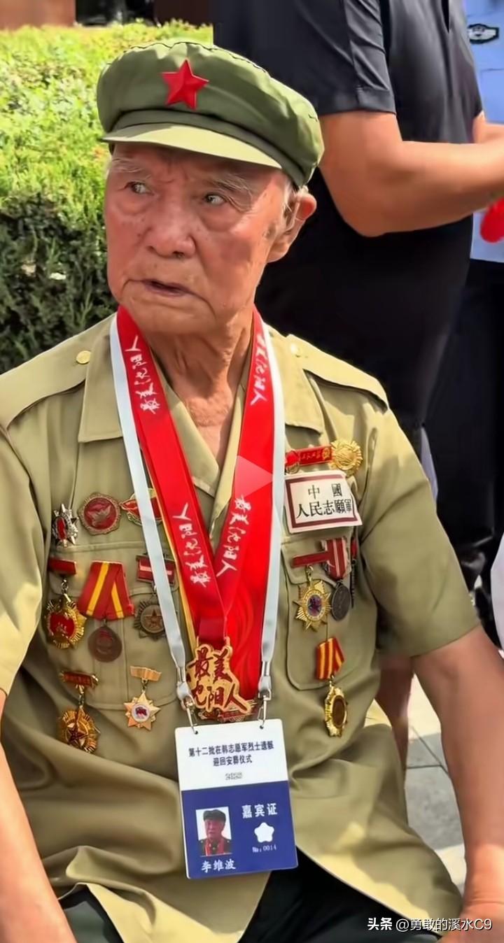 从硝烟炮火战场中拼杀出来的老兵，自是与众不同。抗美援朝老兵李雄波端坐，身姿挺拔，