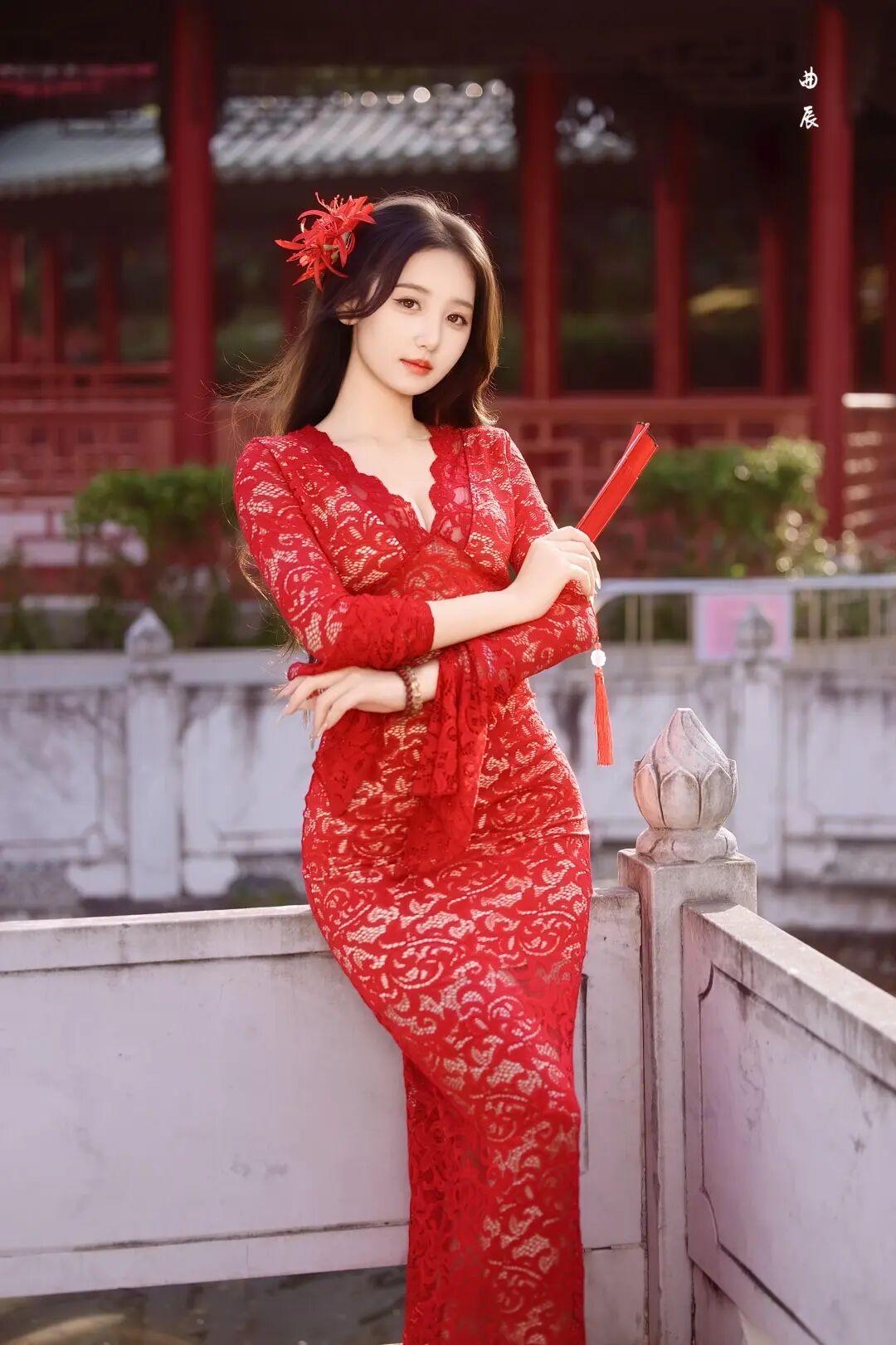 晒晒少女靓影媚骨天成，旗袍是身体的第二层肌肤分享甜美小姐姐随手拍