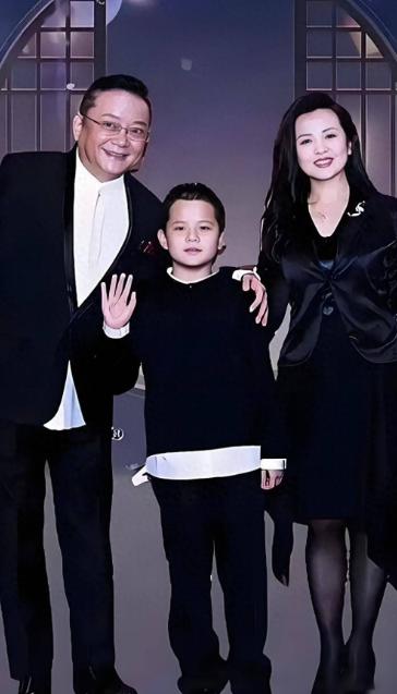 [微笑]78岁王刚晚年生活曝光，60岁得子本是喜事，如今17岁儿子却让他压力山大