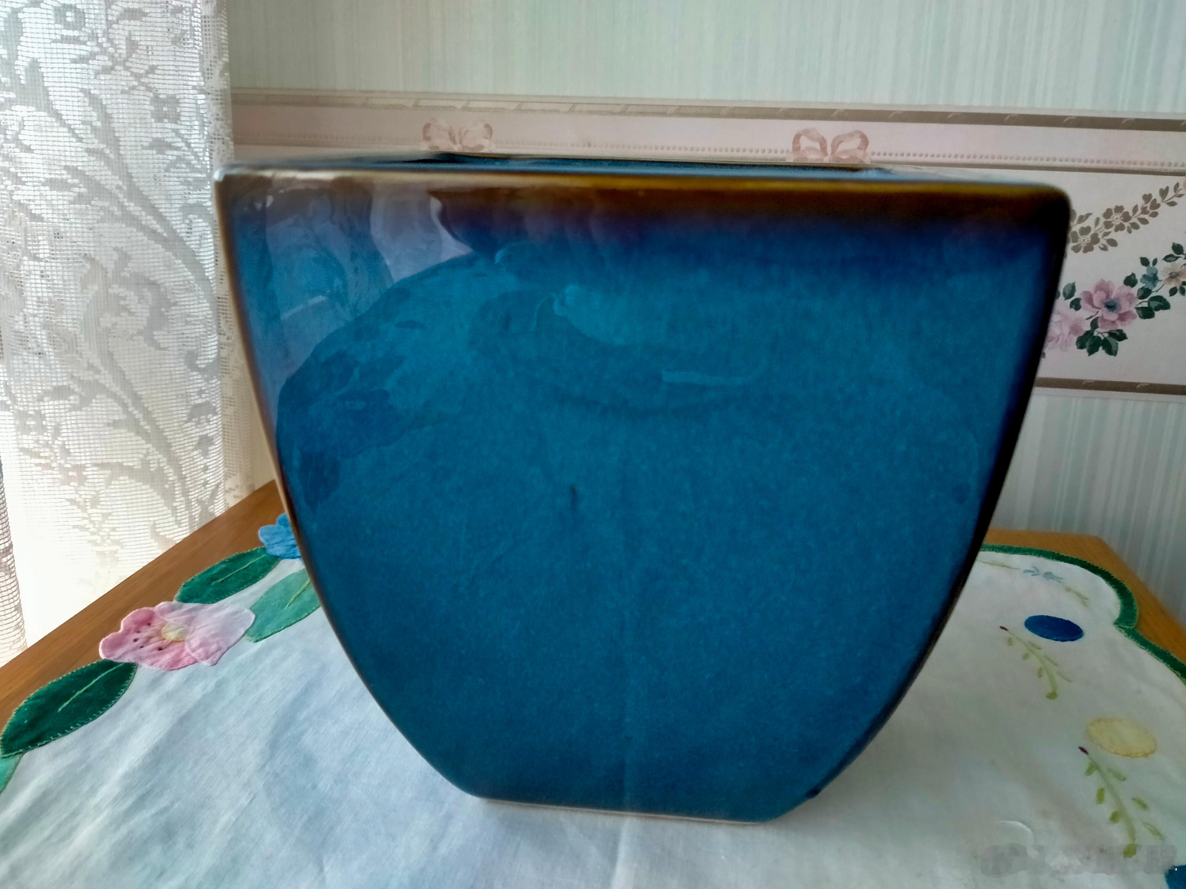 每周鉴赏收藏精品之北宋钧窑蓝釉方花盆        本件北宋钧窑蓝釉方花盆，一眼