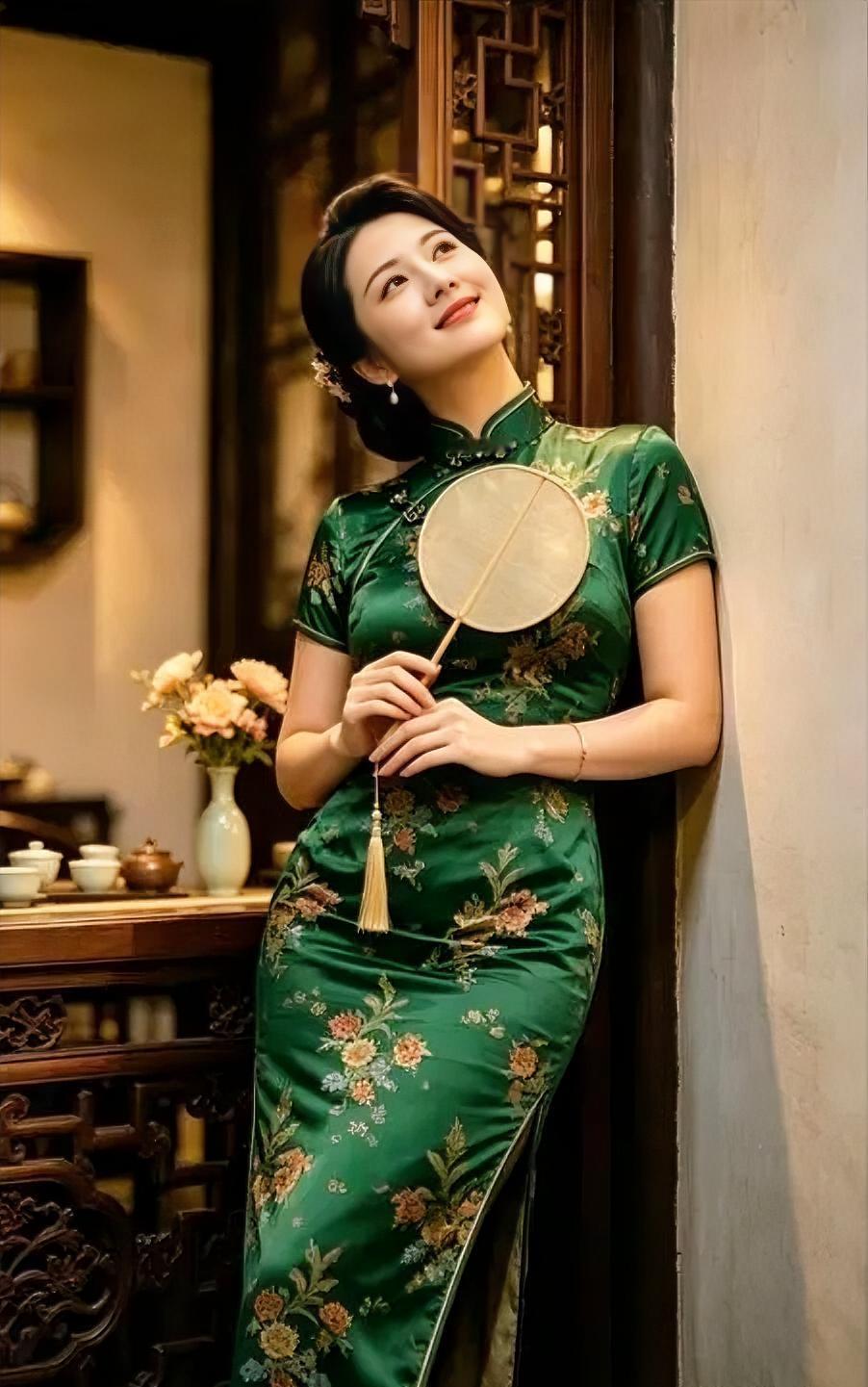 绿绸裁旧梦，

花影绣在衣间。

团扇轻摇，

靠一窗木格暖。

茶烟淡淡起，