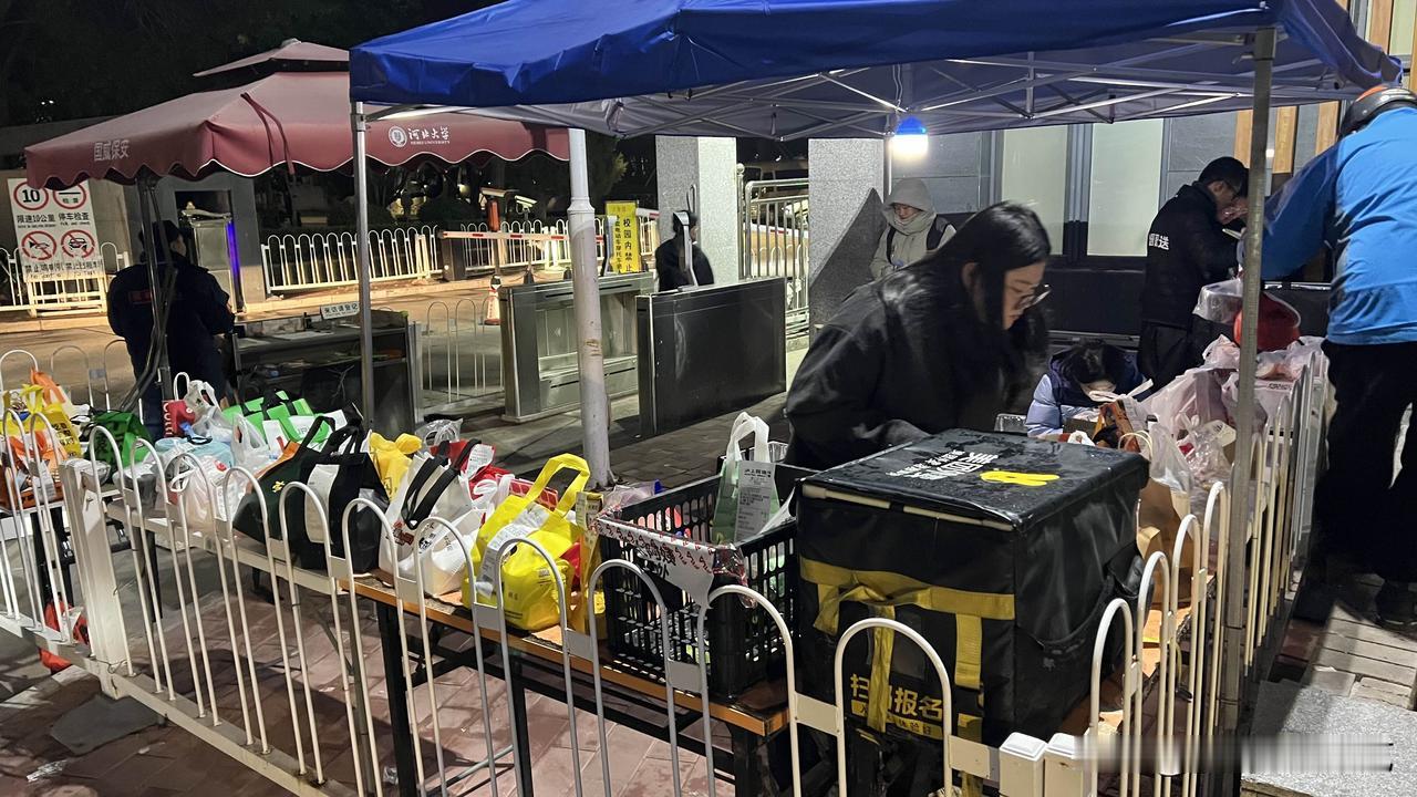 每天下午散步时，都会路过河北大学。河北大学分老校区、新校区。
老校区又分为南院和