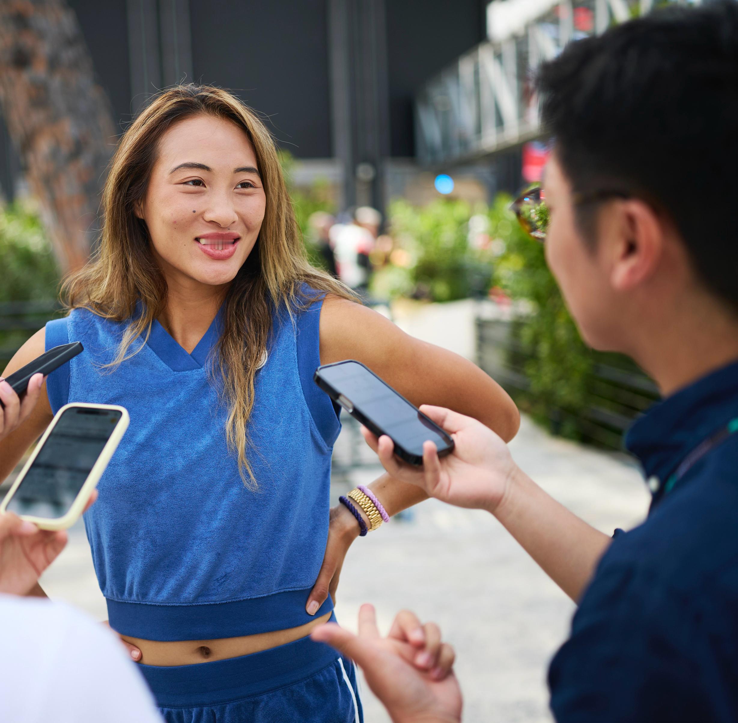 “我在场上多待一会，你们看的时间不就更久了吗？”表情如下👇又给拍工作照了，这张