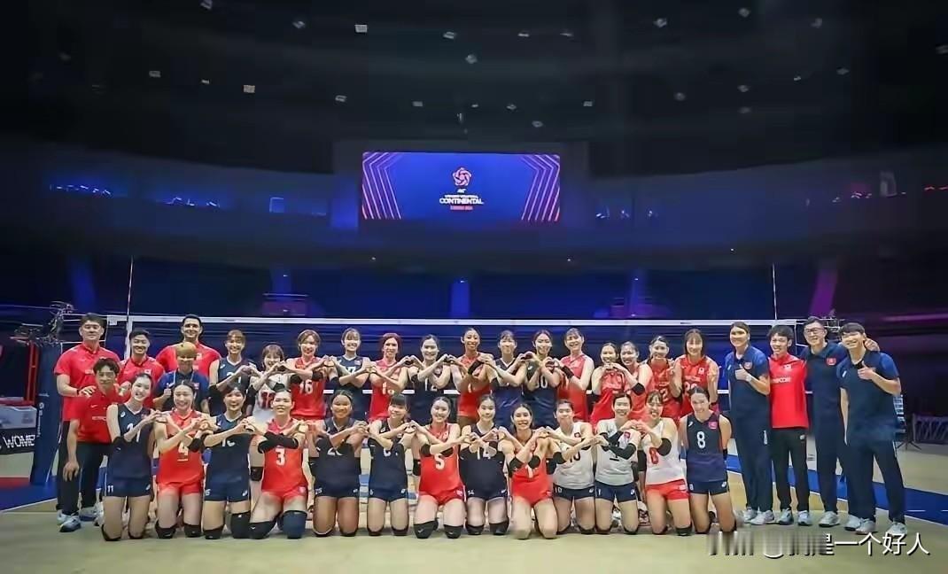 香港女排和日本女排勾肩搭背合影刺疼了谁？

刺疼了赛场边那个站得笔直的六十岁身影