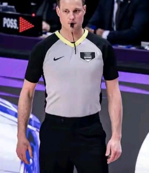 世预赛中国队客场逆转击败日本队，比赛结束的时候，队员们倒是非常克制，没有特别激动