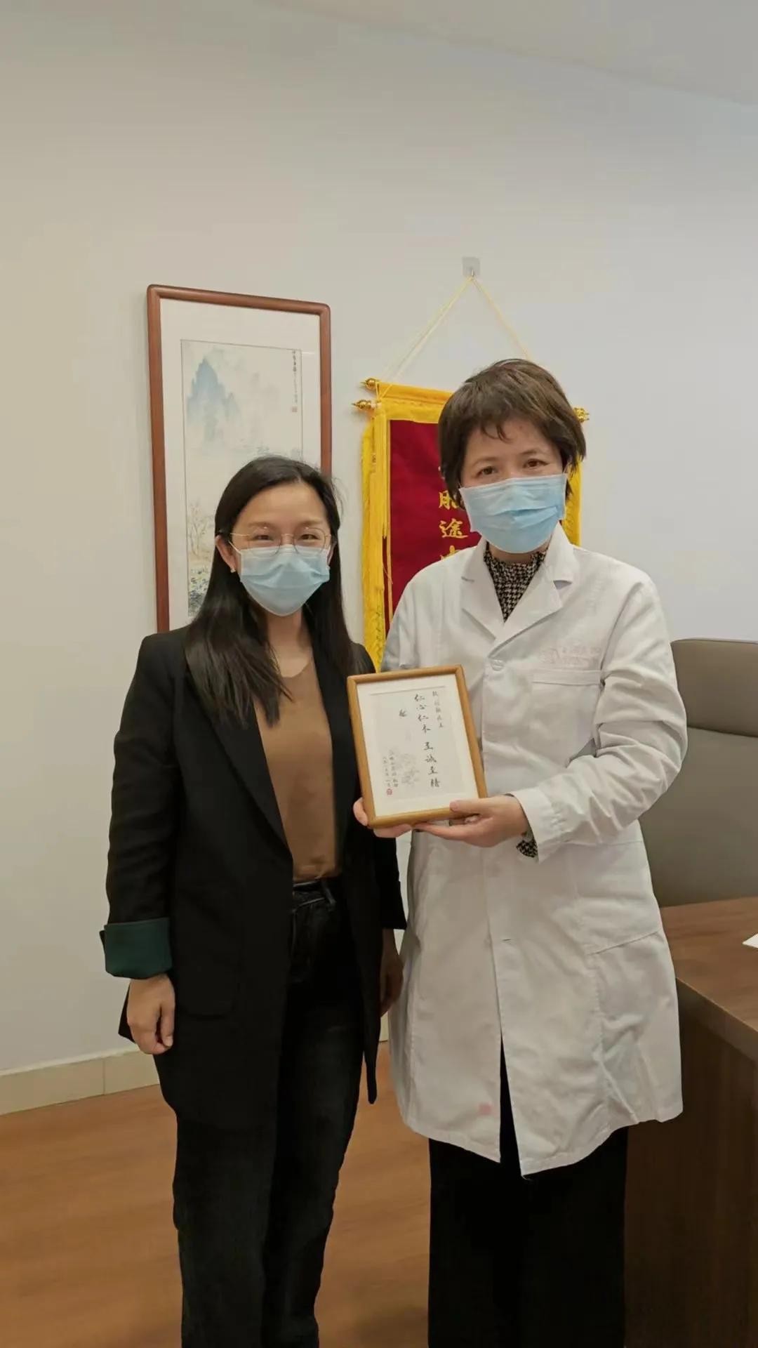 这位卵巢早衰的患者在中药调理下奇迹般怀孕顺利生下宝宝，五年后送来匾额[心][心]