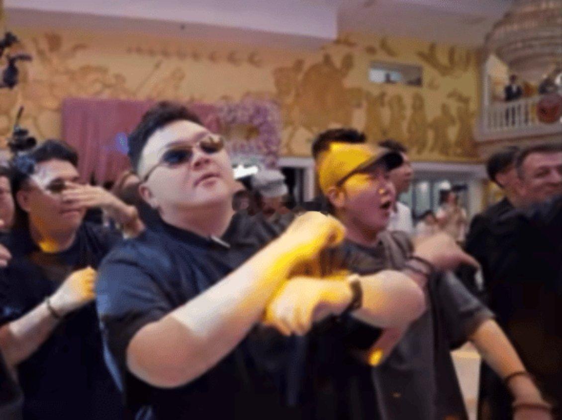 艾福杰尼又又又来参加新疆婚礼  谁看了不说一句“艾福杰尼是新疆快乐体验官吧”！从