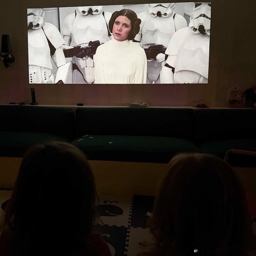 凯丽·费雪的女儿Billie Lourd在今年的星战日带着自己的孩子观看《星球大