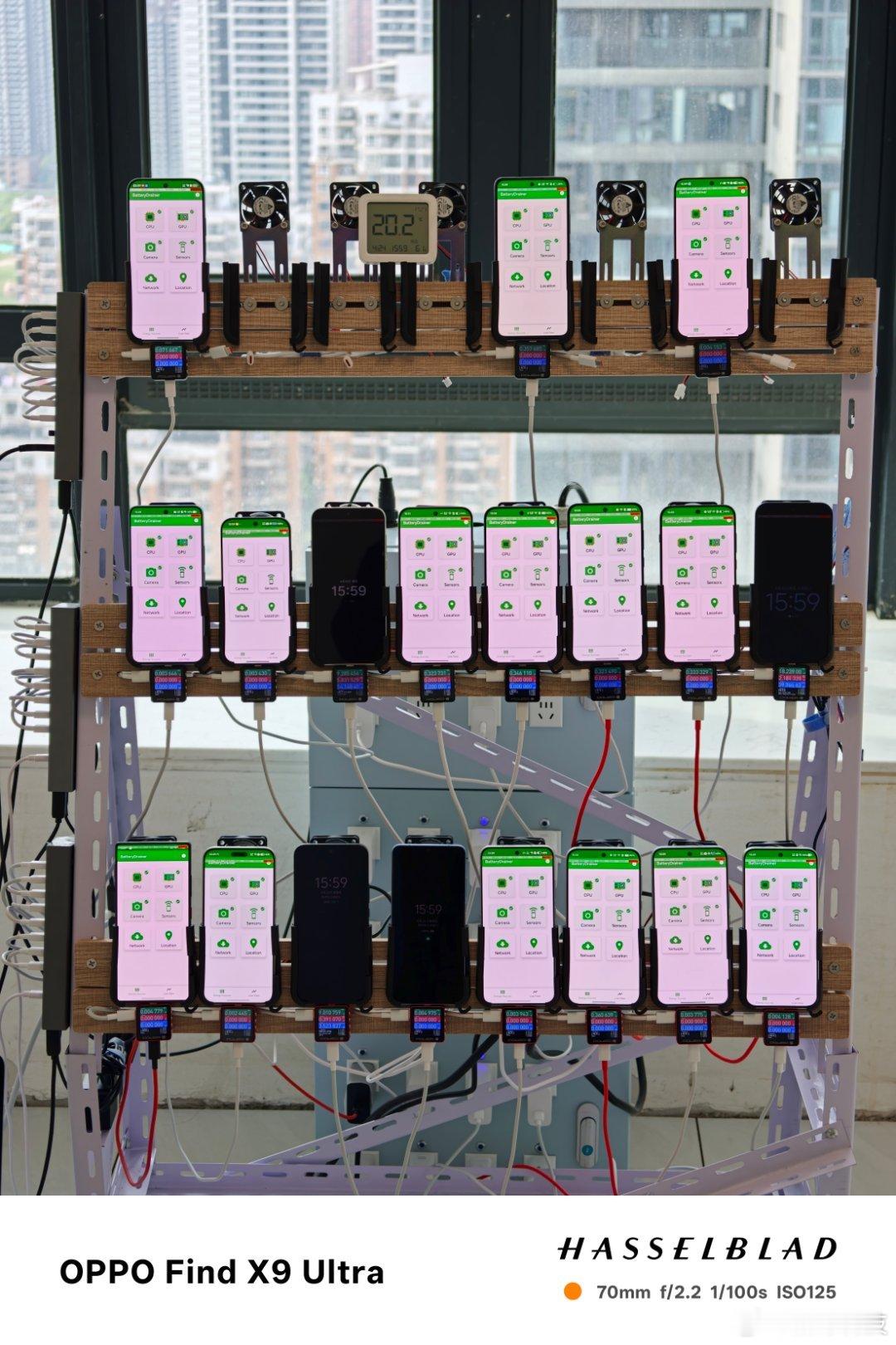 手机电池寿命横评 项目机型数量达到峰值，19台手机同时进行1600次充放电循环。