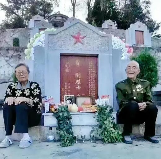 泪目了！2022年，两位老人感觉去日无多，趁有生之年千里迢迢来到儿子的墓前，他们