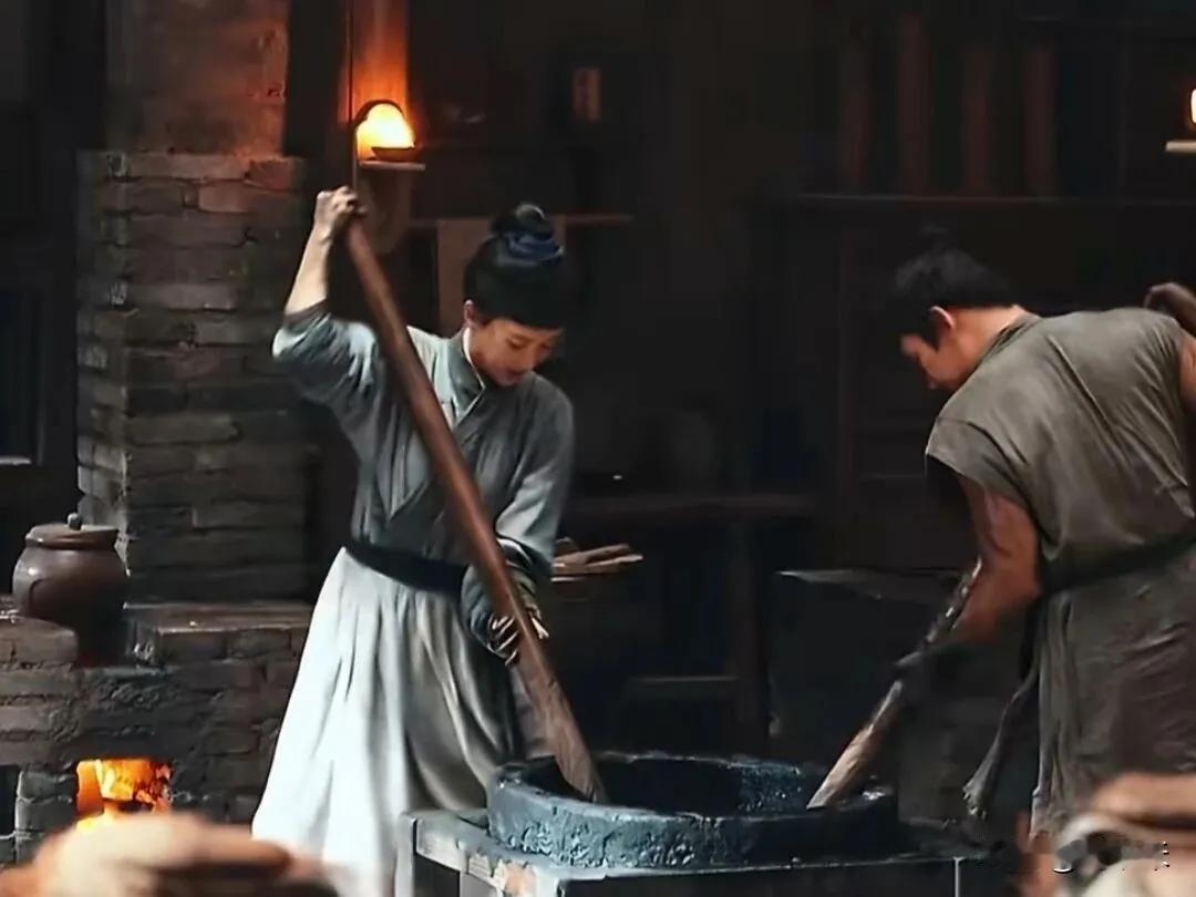 杨紫女扮男装的5部剧，你最喜欢哪一个？
1.《龙珠传奇之无间道》李易欢假扮男子接