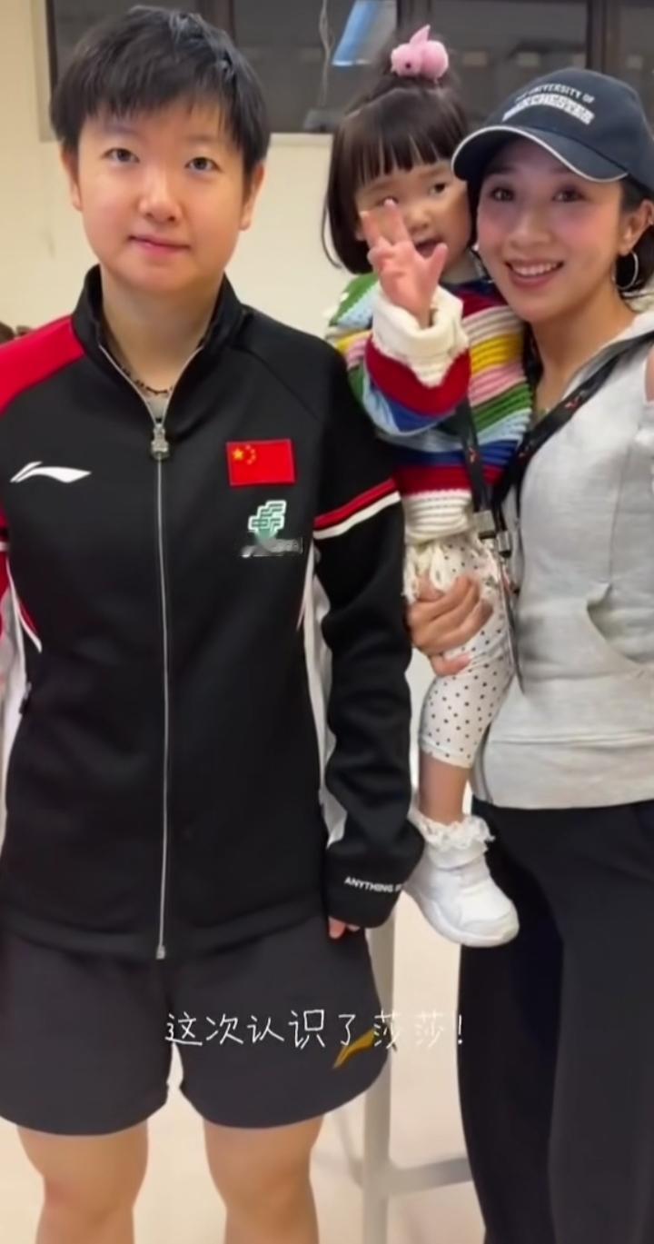 黄镇廷的女儿也太萌了吧！那乖巧可爱的模样，活泼开朗的性格，简直就是人间小天使！