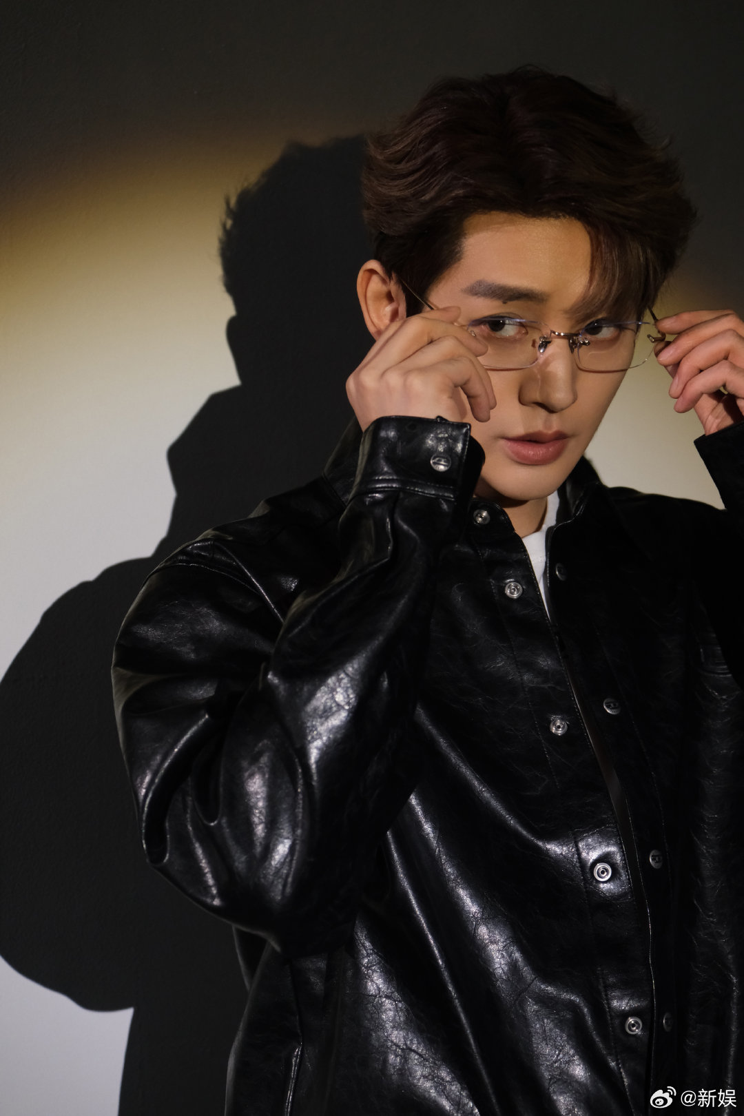 邓为黑色皮衣眼镜造型邓为的格调宣言周末现身营业的邓为，一身黑色的皮衣+眼镜，超有