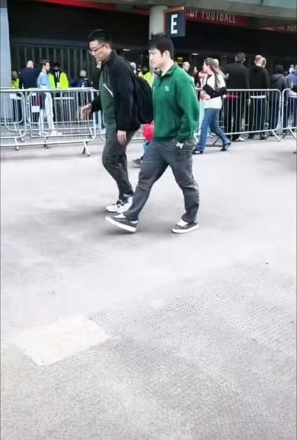 樊振东走在德国的街道上，双手插兜！
很白的小胖，绿色的运动服很喜欢，很衬肤色，这
