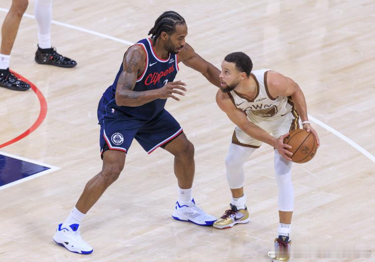 NBA附加赛，快船将对阵勇士。本赛季常规赛，双方交手战绩为：快船3-1勇士（包括