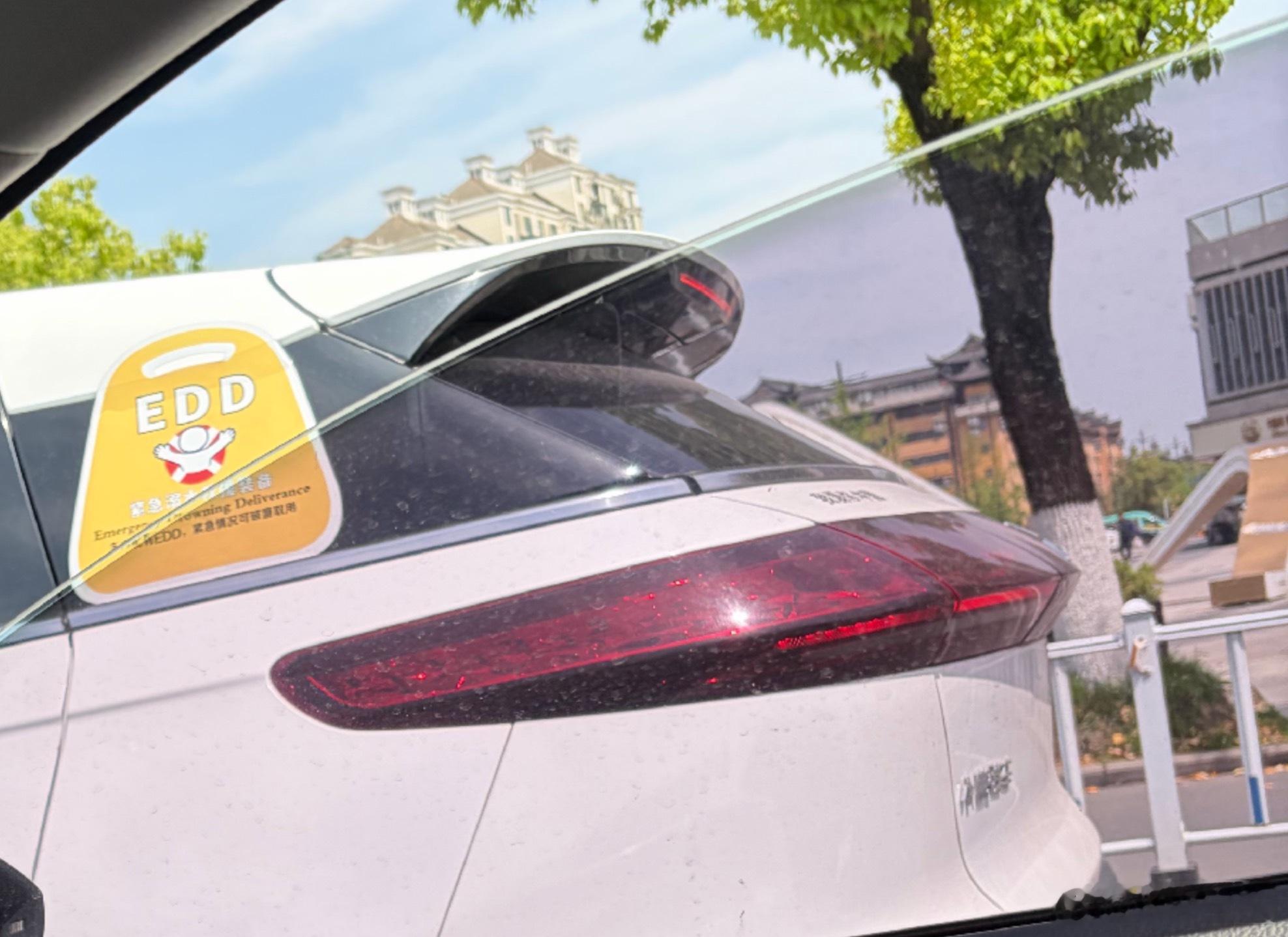 昨天跟在一辆老款小鹏G3的后面，看着车顶升起来一块，死活想不起这是什么东西，一开