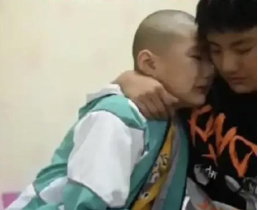 【爱的坚守与力量】16 岁哥哥省钱救弟，五爸直播舞动希望，你感动了吗？

近日，