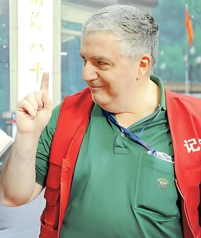 71岁意大利记者还在用北京冬奥会背包在2026年米兰冬奥会现场，71岁的意大利资