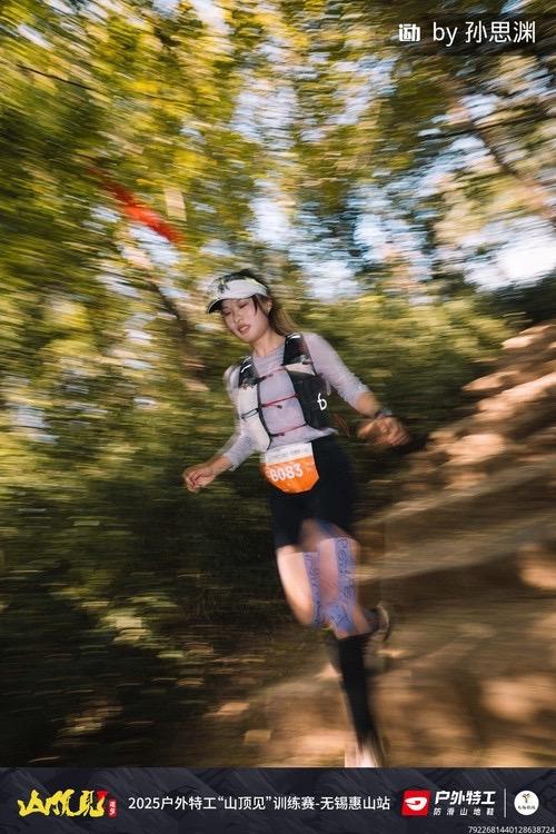 你可以穿高跟鞋，也可以穿跑鞋。你可以温柔，也可以锋利。你不需要被定义。