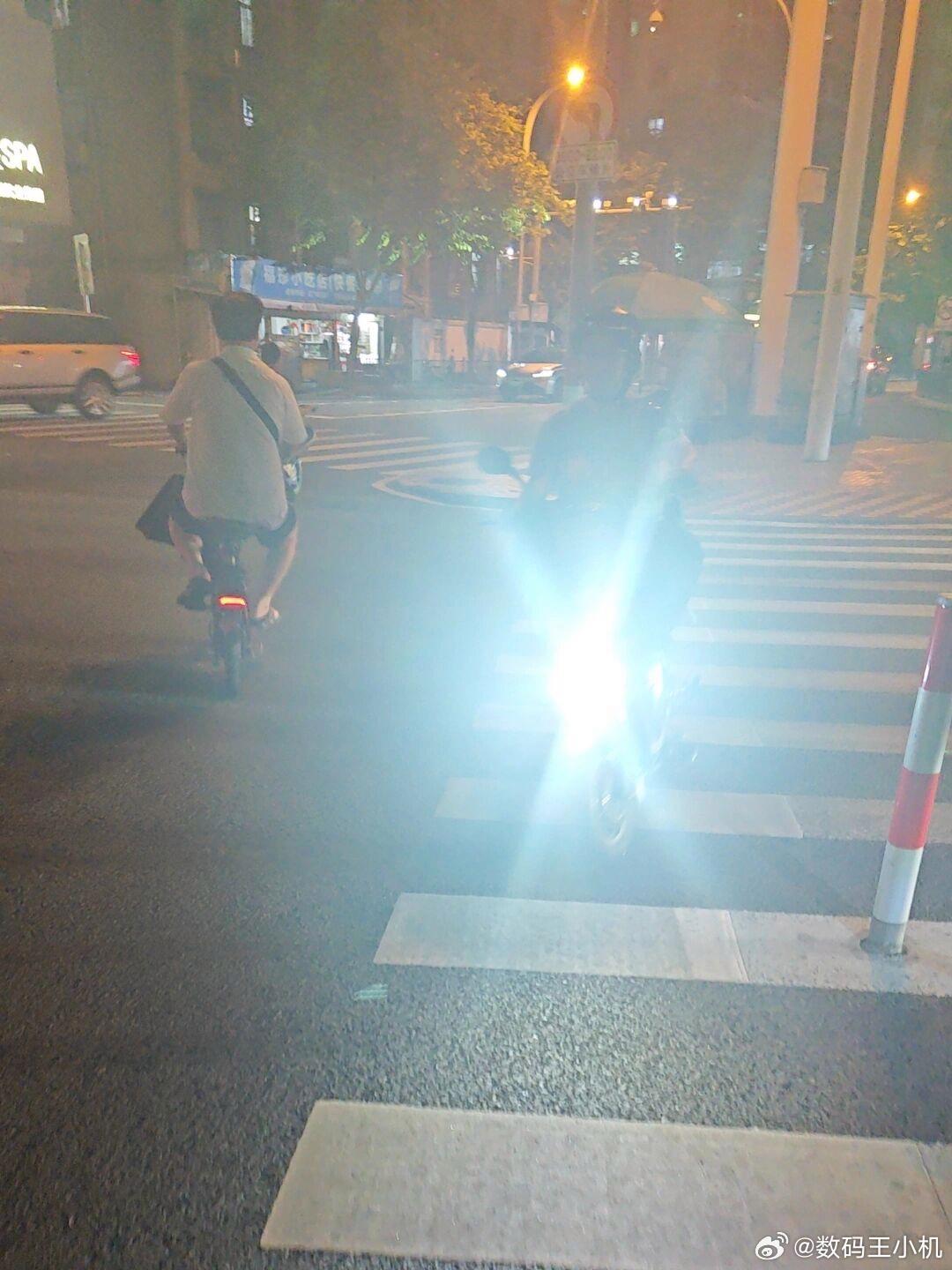 近视散光人群开夜车的视角现在晚上最烦这种骑电动车开灯的，不仔细看还以为是辆汽车，