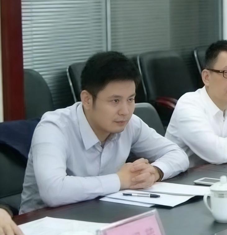 涟源易公子，2张十年前工作照，当时在湖南财富证券，担任总裁助理，属于企业高管人员