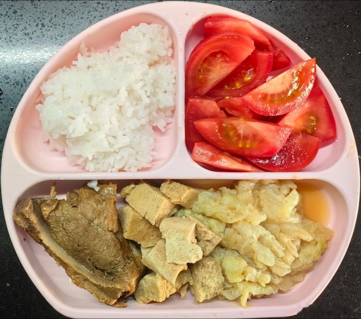 #糖糖的饭饭##科学育儿营养护航# 周末午餐：米饭，肉骨头，大白菜叶，冻豆腐，番