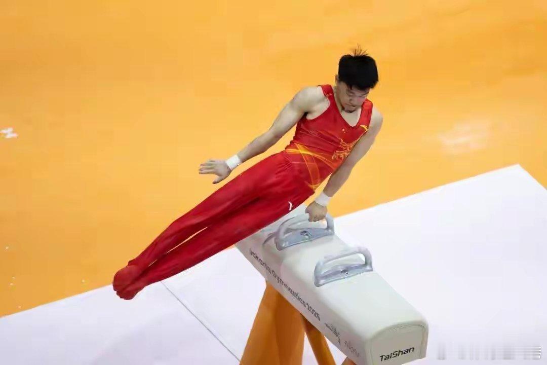 体操世锦赛中国首金 在印尼雅加达举行的2025年体操世锦赛上，中国19岁小将洪延